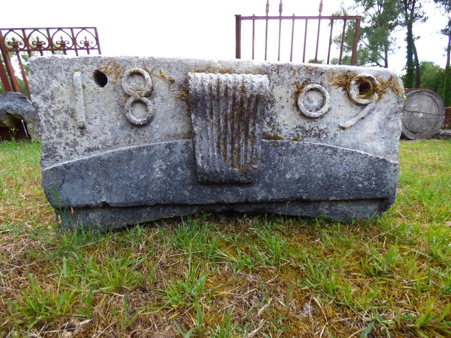 Linteau de porte ancien en pierre