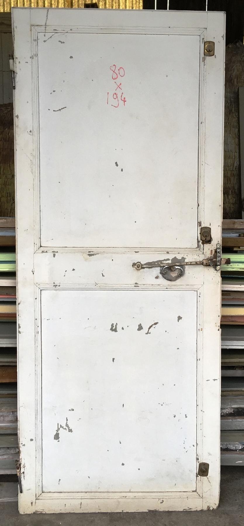 Ancienne porte de communication en bois avec clanche