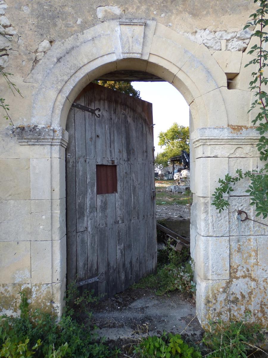 Porche d'entrée de ferme Charentaise