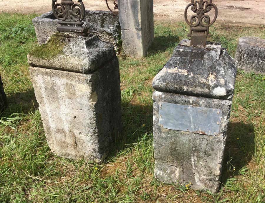 Paire d'anciennes bornes en pierre de Gironde
