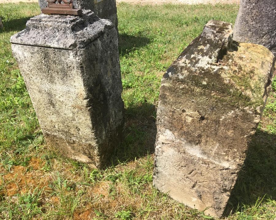 Paire d'anciennes bornes en pierre de Gironde