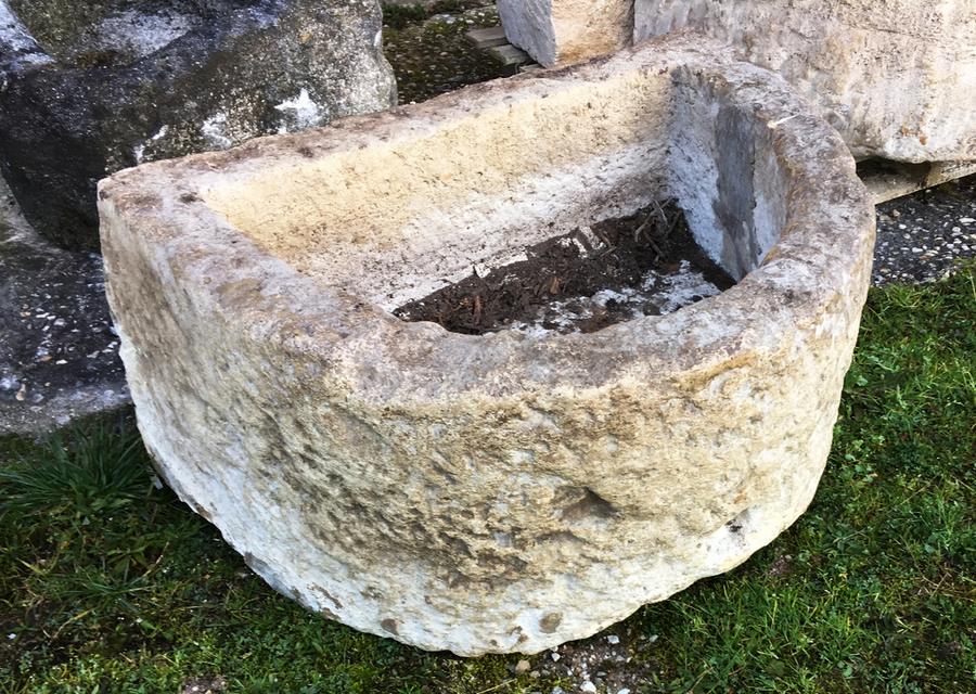 Réédition d'un bassin ancien en pierre de Saintonge