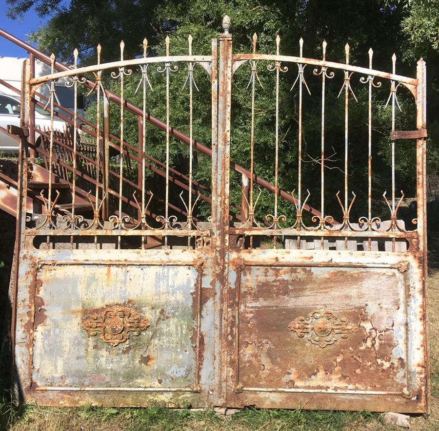 Portail ancien à deux battants