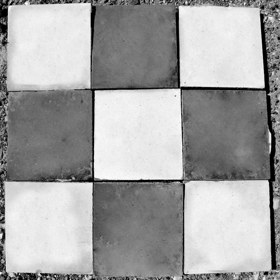 Carrelage ancien en ciment teinté noir et blanc