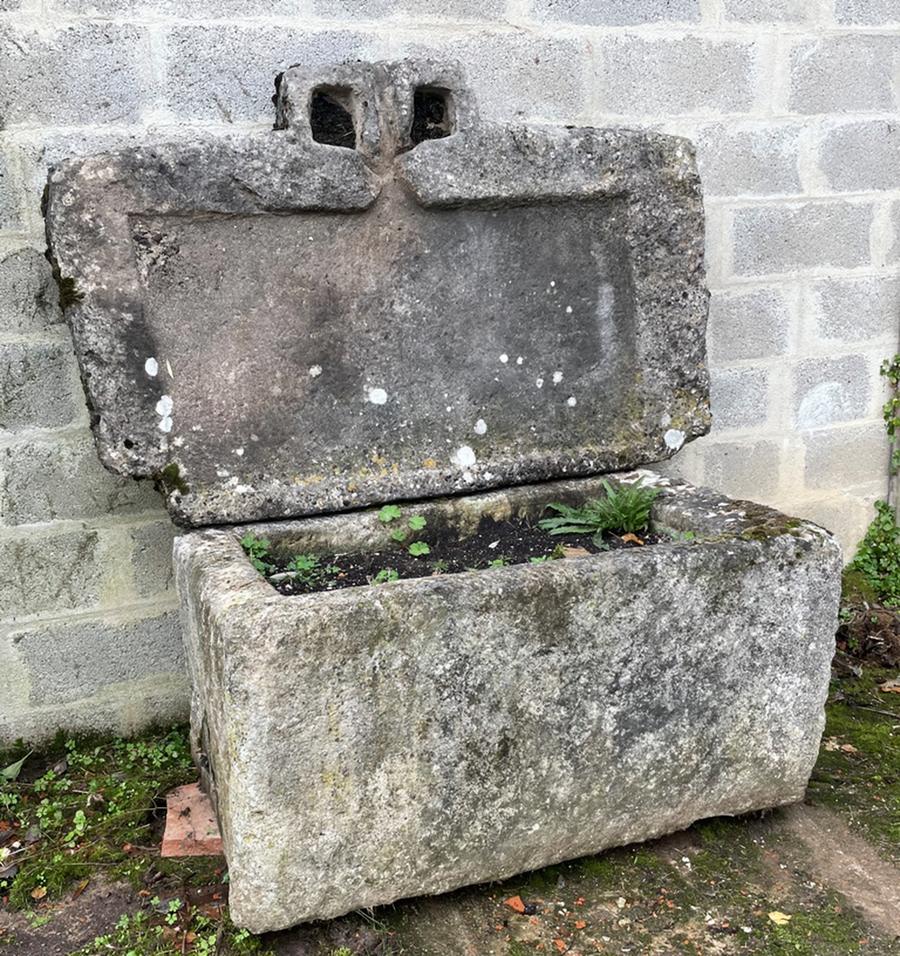 Ancien bac en pierre calcaire de Charente