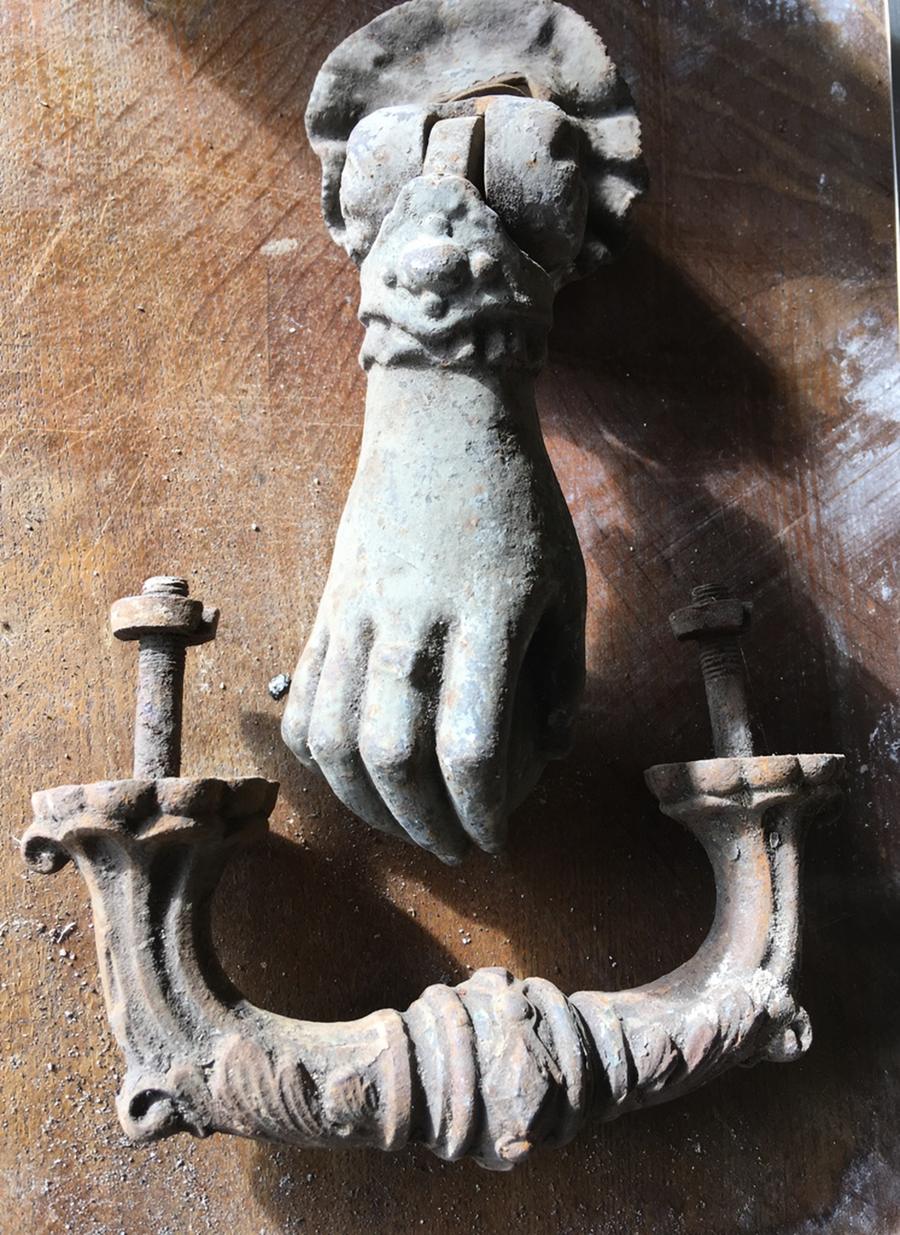 Poignée et heurtoir de porte anciens