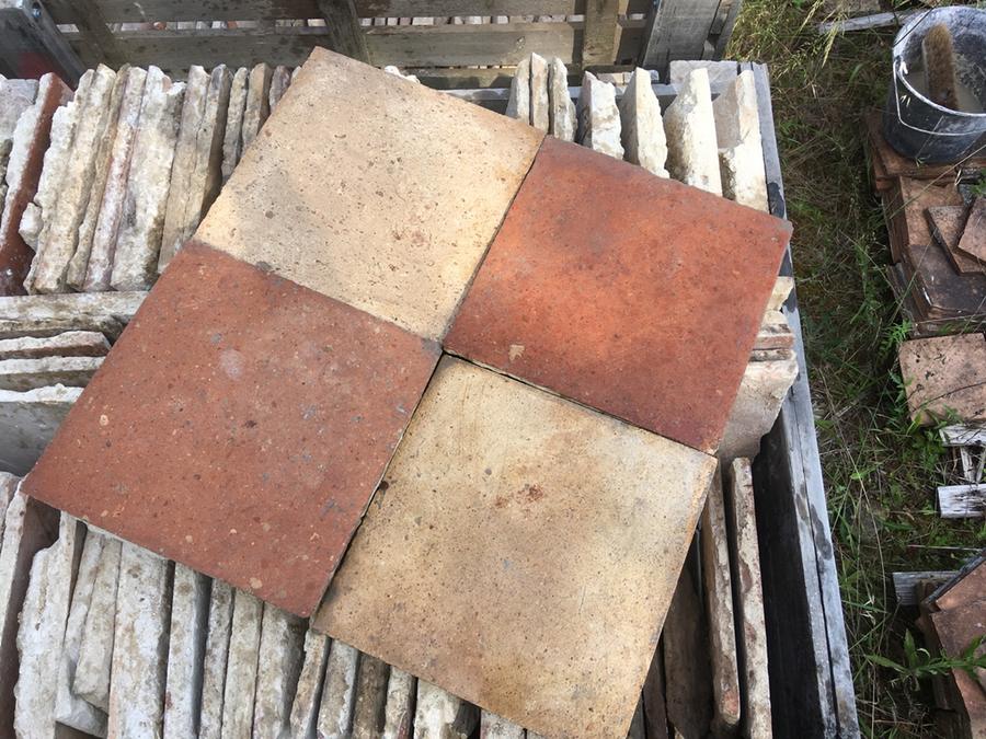 Carrelage de terre cuite ancien de section 33X33 et de 2.5cm d'épaisseur