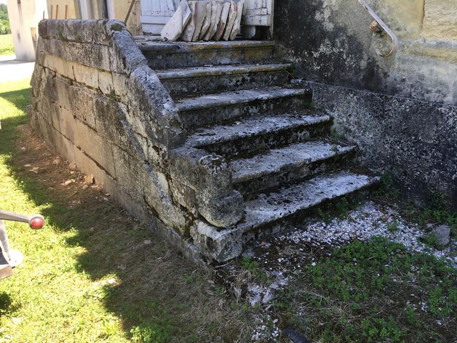 Ancien perron à double révolution