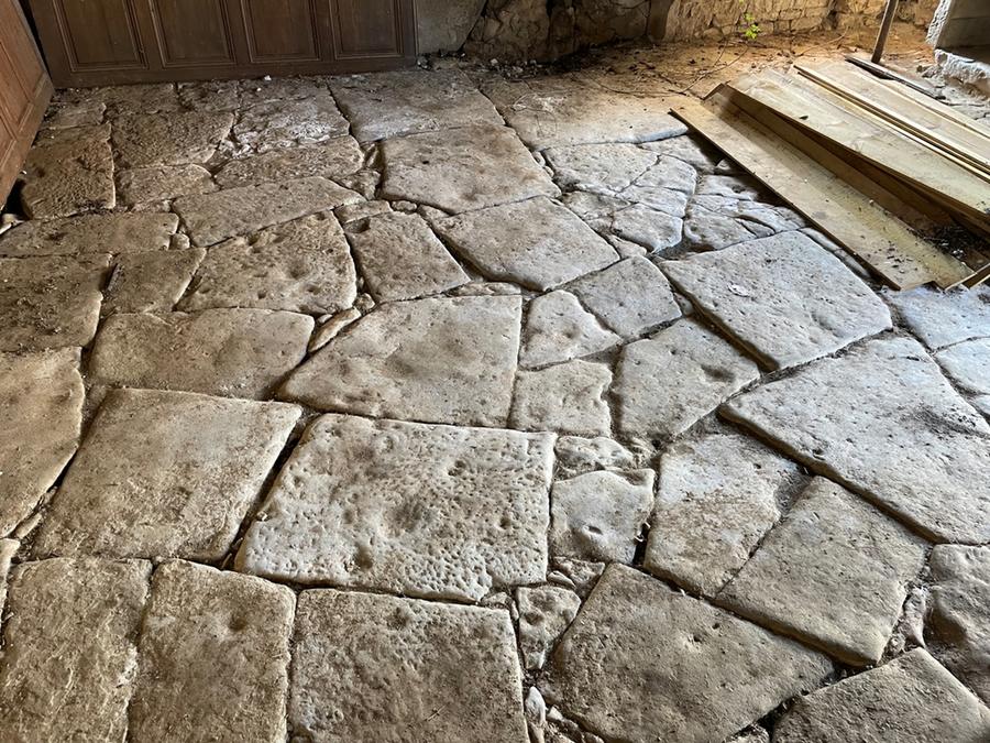 Ancien sol d'une ferme Haute Epoque en pierre du POITOU
