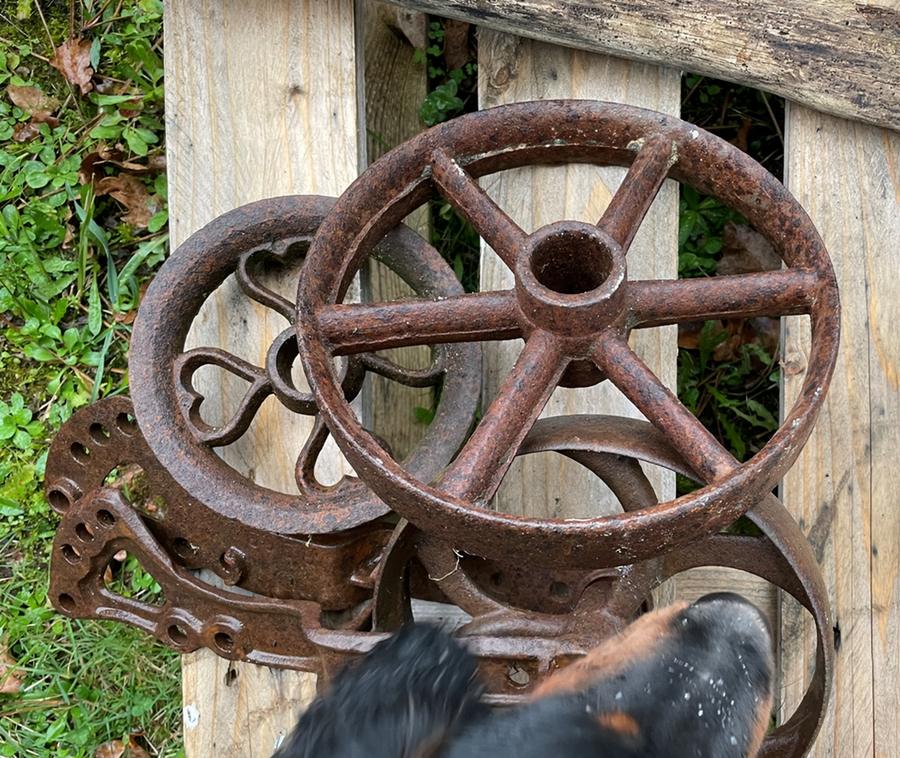 Poulies de puits anciennes en fonte et fer forgé
