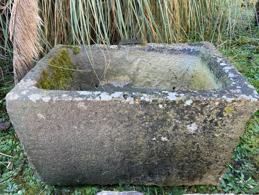 Deux  bacs identiques en pierre dure du POITOU dissociables