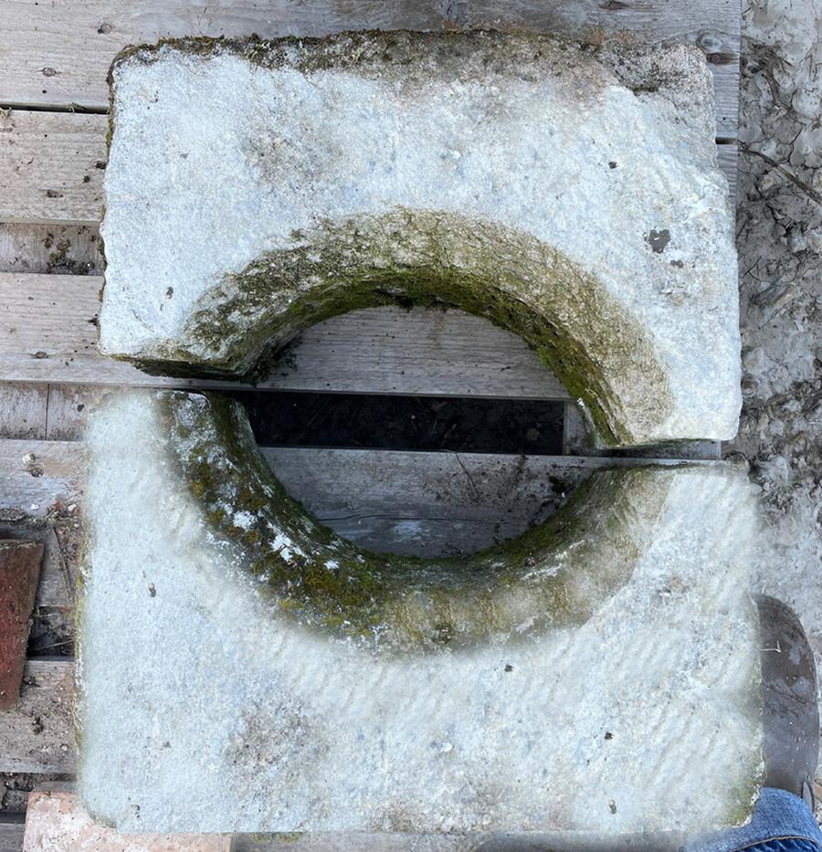 Oeil de boeuf en pierre ancien. Lucarne de grenier ou oculus en deux parties. Petite fenêtre en forme d'ogive dont l'arrête interieure est biseauuté. Epoque LXIV
