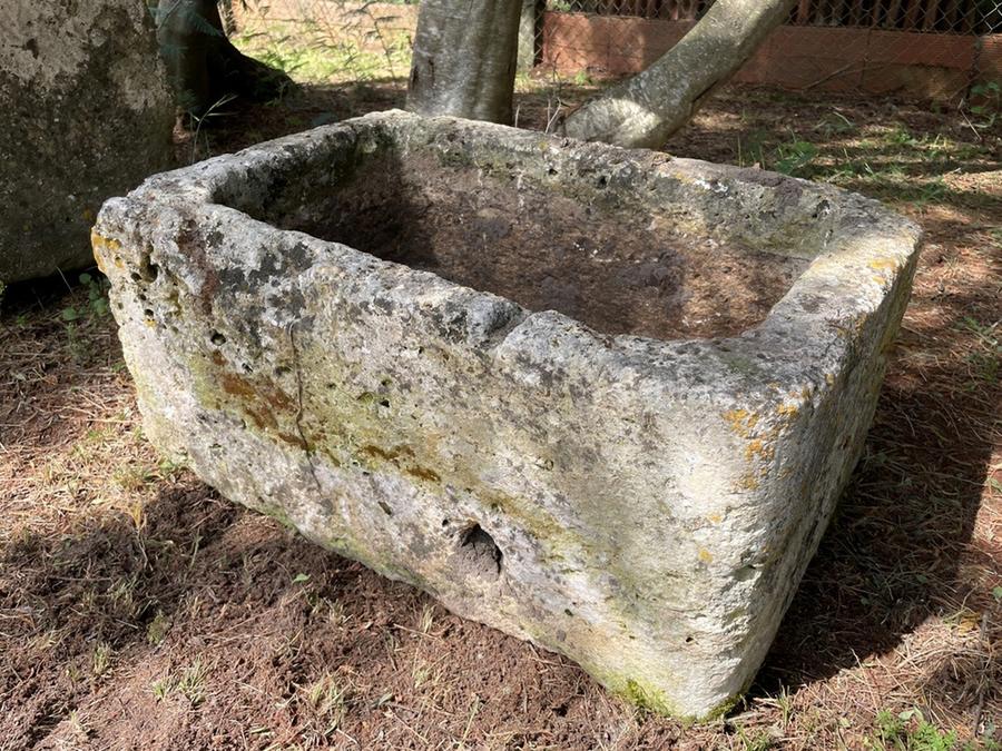 Ancien bac en pierre. Abreuvoir de ferme pour animaux. Réservoir étanche pour retenir l'eau du puits. Auge pour plantes aquatiques ou araumatiques