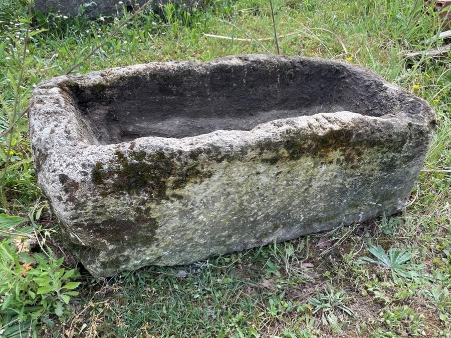 Ancien bac en pierre. Abreuvoir de ferme pour animaux. Réservoir étanche pour retenir l'eau du puits. Auge pour plantes aromatiques ou aquatiques