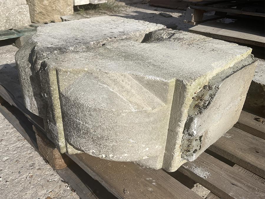 Paire de corbeaux de soutien pour une poutre en chêne. Deux consoles anciennes en pierre calcaire d'époque Louis XIII scellés dans le mur