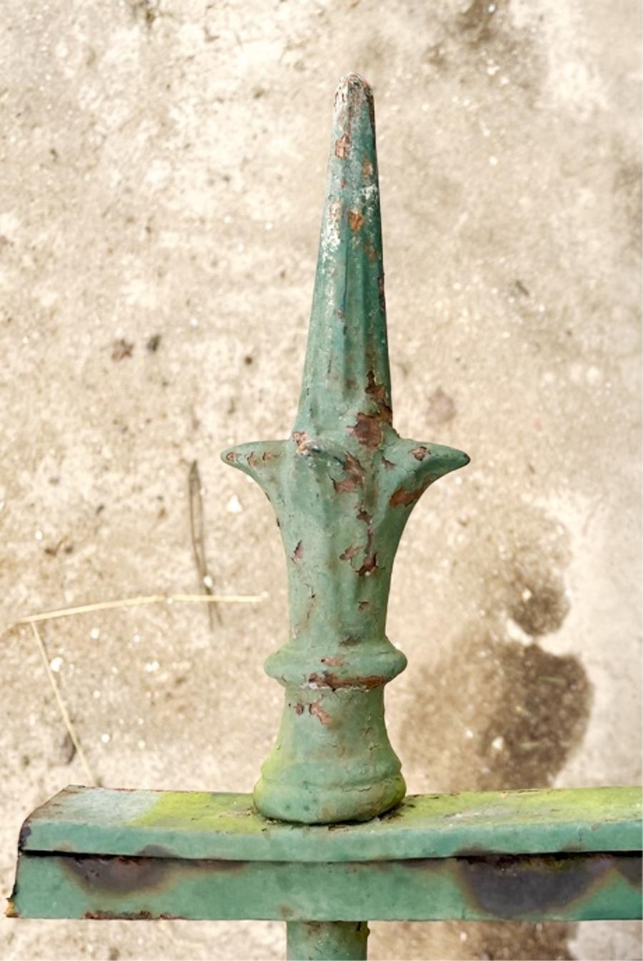 24 pointes de lances anciennes en fonte pour portail. Décoration de portail ou portillon en forme de pic