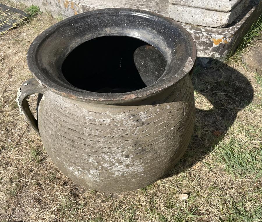 Poterie en terre cuite utilisée pour conserver la viande dans la graisse. Poterie campagnarde ancienne . Charnier en terre de forme obelongue .Mauvais état(manque)