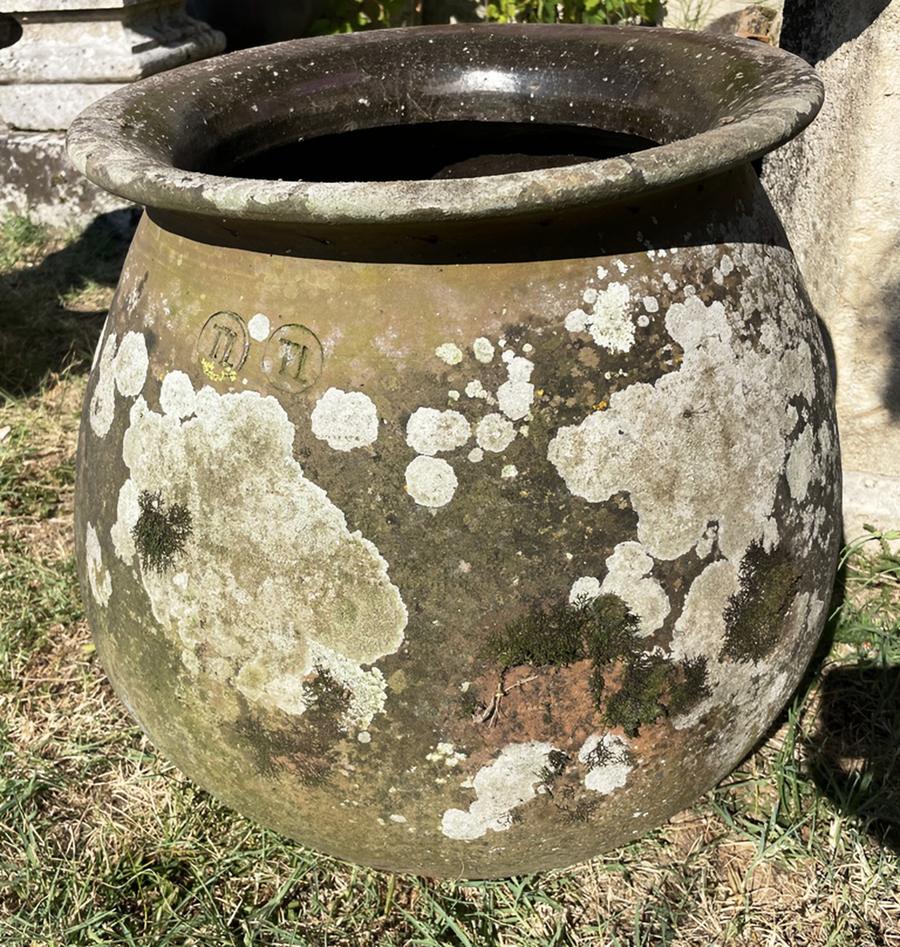 Poterie en terre cuite utilisée pour conserver la viande dans la graisse. Poterie campagnarde ancienne . Charnier en terre de forme obelongue