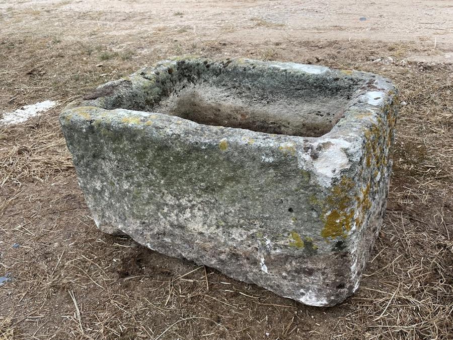 Ancien bac en pierre dure de Charente