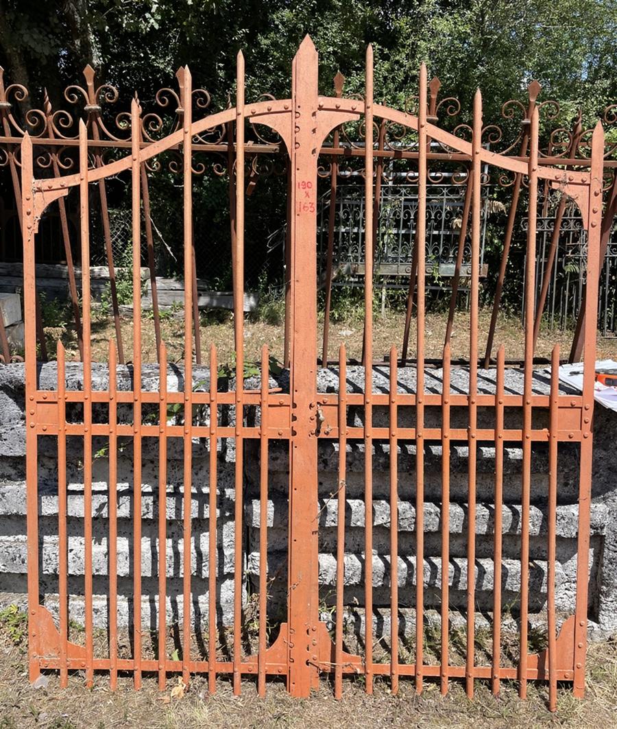 Ancien portail á deux battants en fer (demi tube). Petit portail de jardin á chapeau de gendarme en bon état. Travail aux rivets style industriel. Hauteur mini : 1.63m