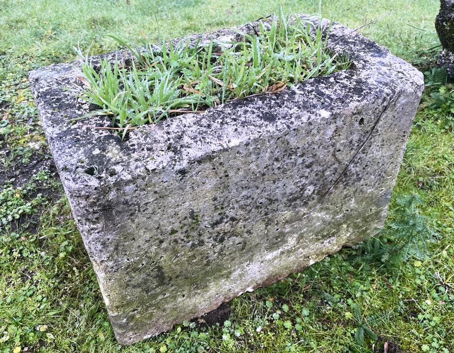 Petit bac ancien en pierre dure de Charente