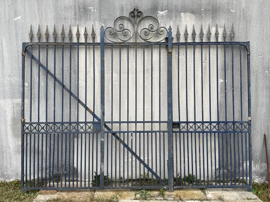 Ancien portail en fer forgé et fonte