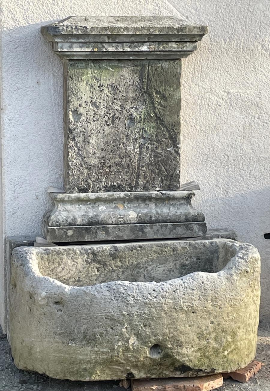 Fontaine adossée en pierre