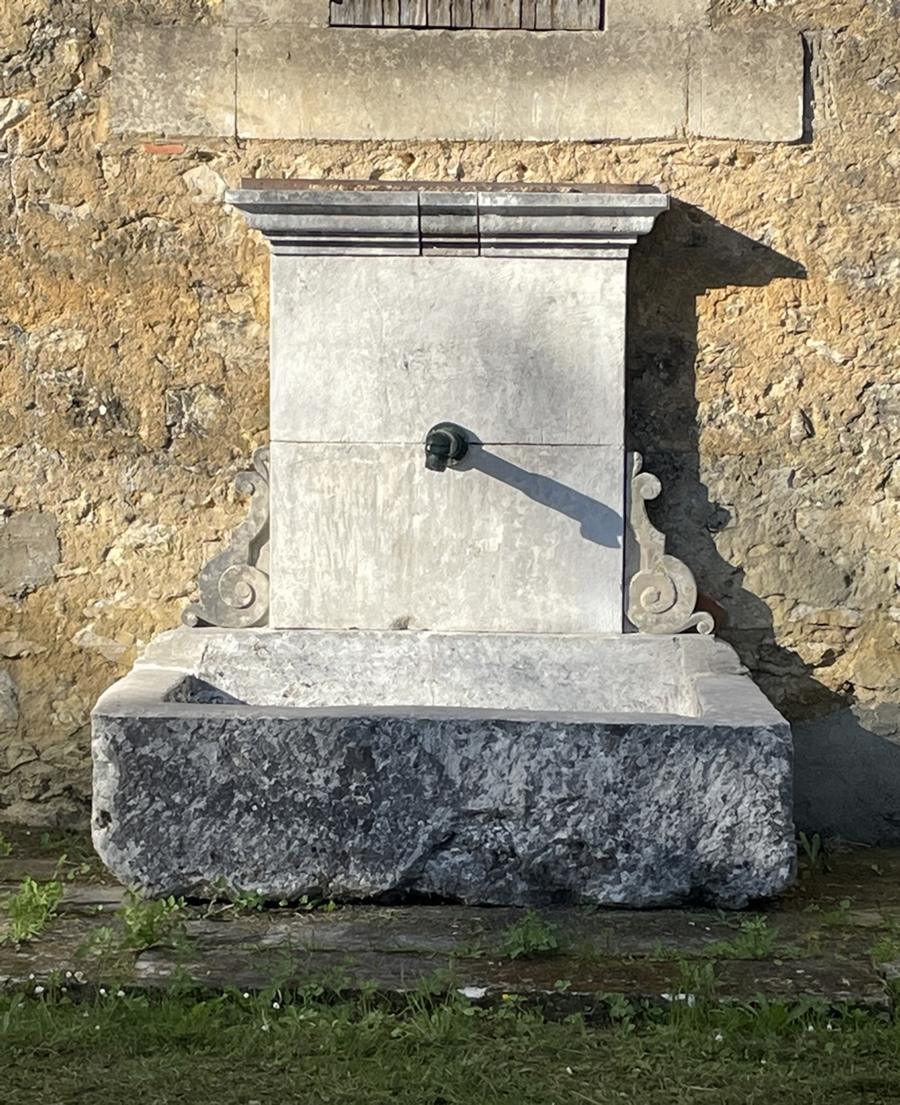 Fontaine adossée en pierre