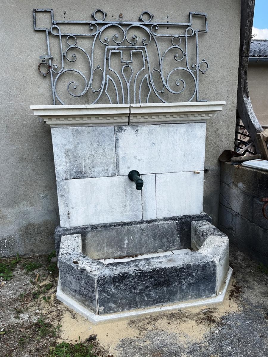 Fontaine adossée en pierre