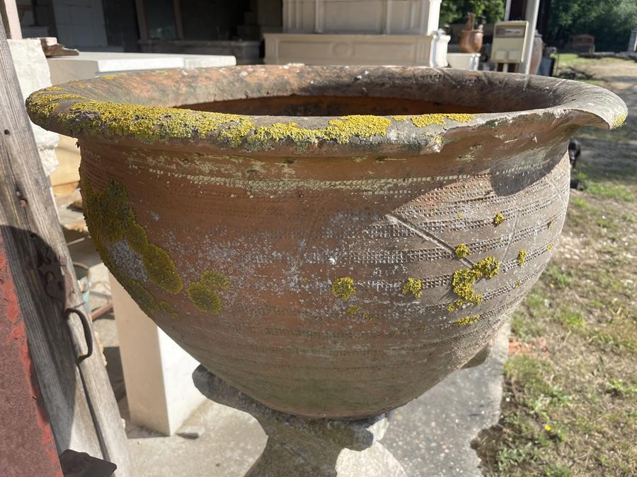 Ancienne poterie en terre cuite décorée à la pointe sèche