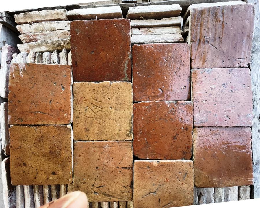20m² de carrelage en terre cuite de section 25X25 épais et patinés