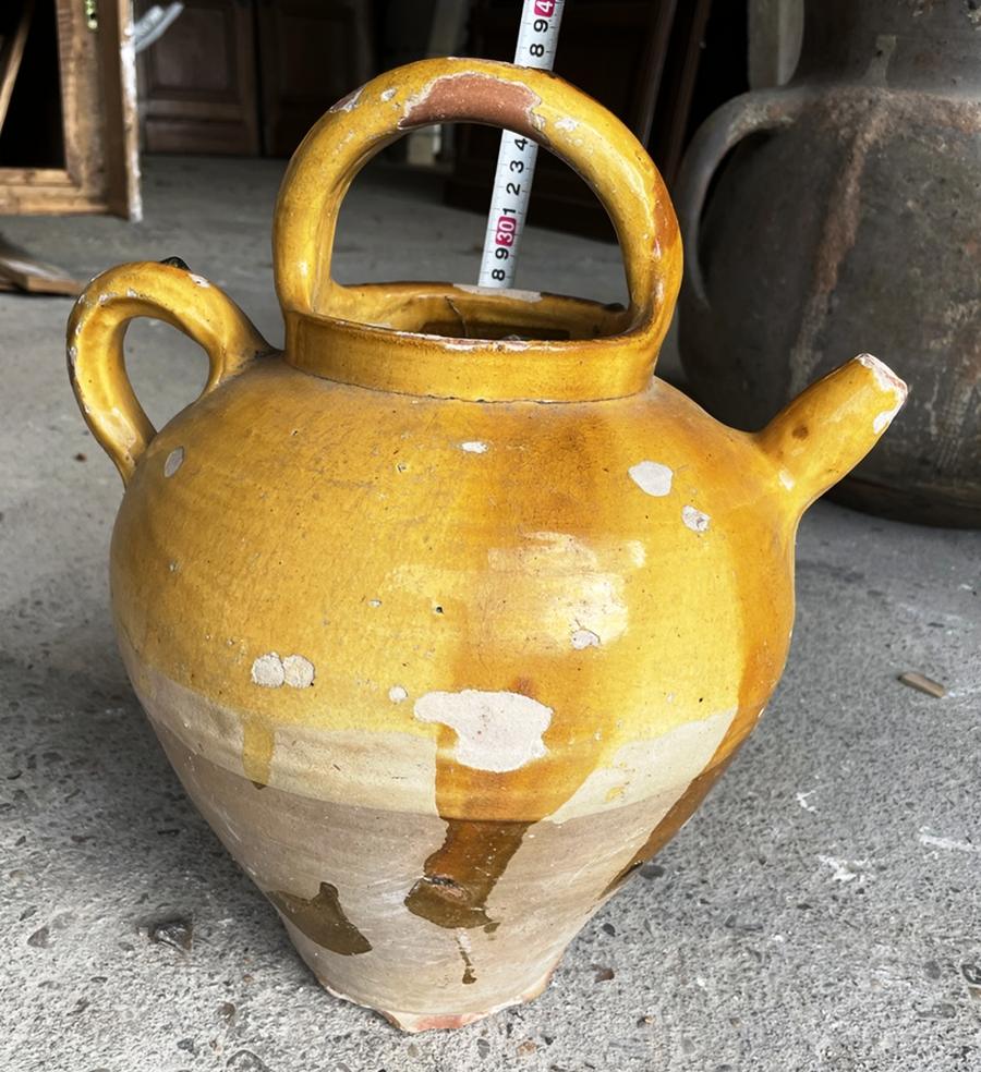 Ancienne cruche en terre cuite vernissée jaune