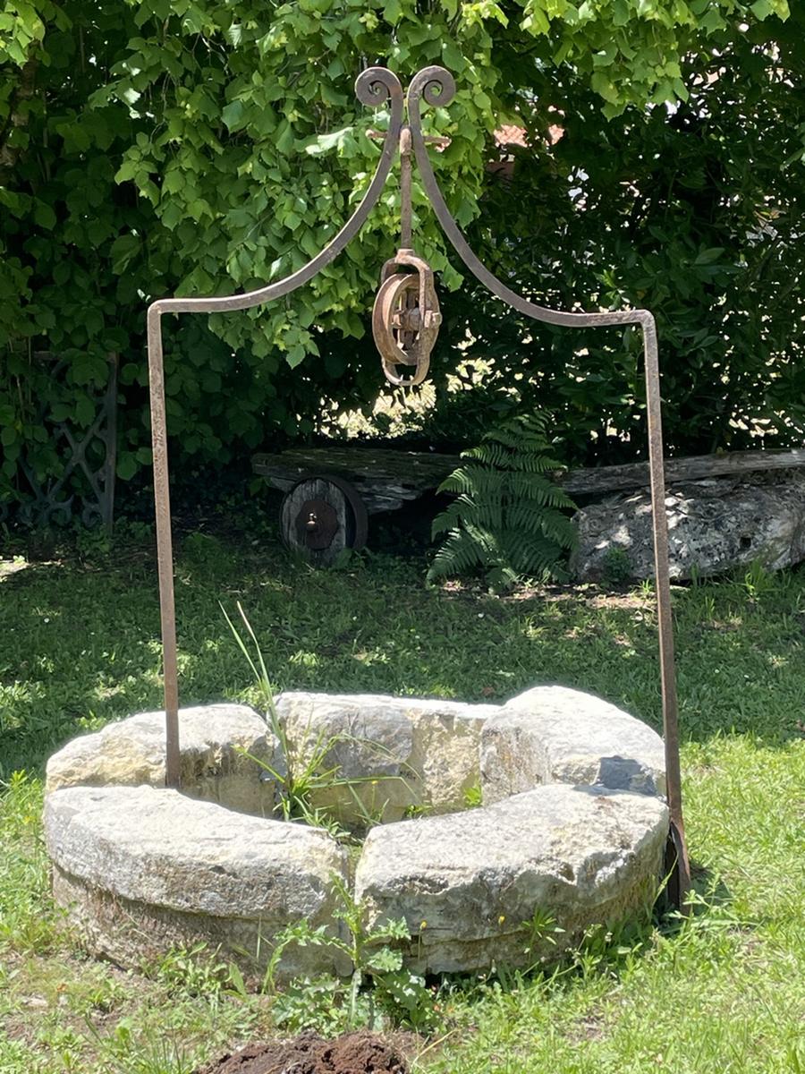 Réédition d'une garniture de puits à deux branches et sa roue en fer forgé