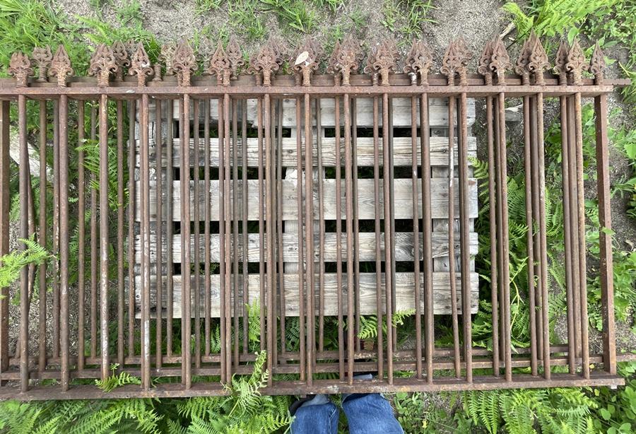4 panneaux de grilles en fer forgé et pointes de lance en fonte