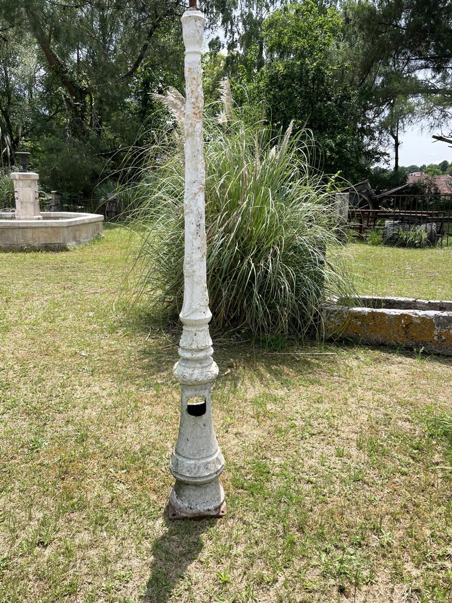 Ancien poteau en fonte décor de feuillage de lierre