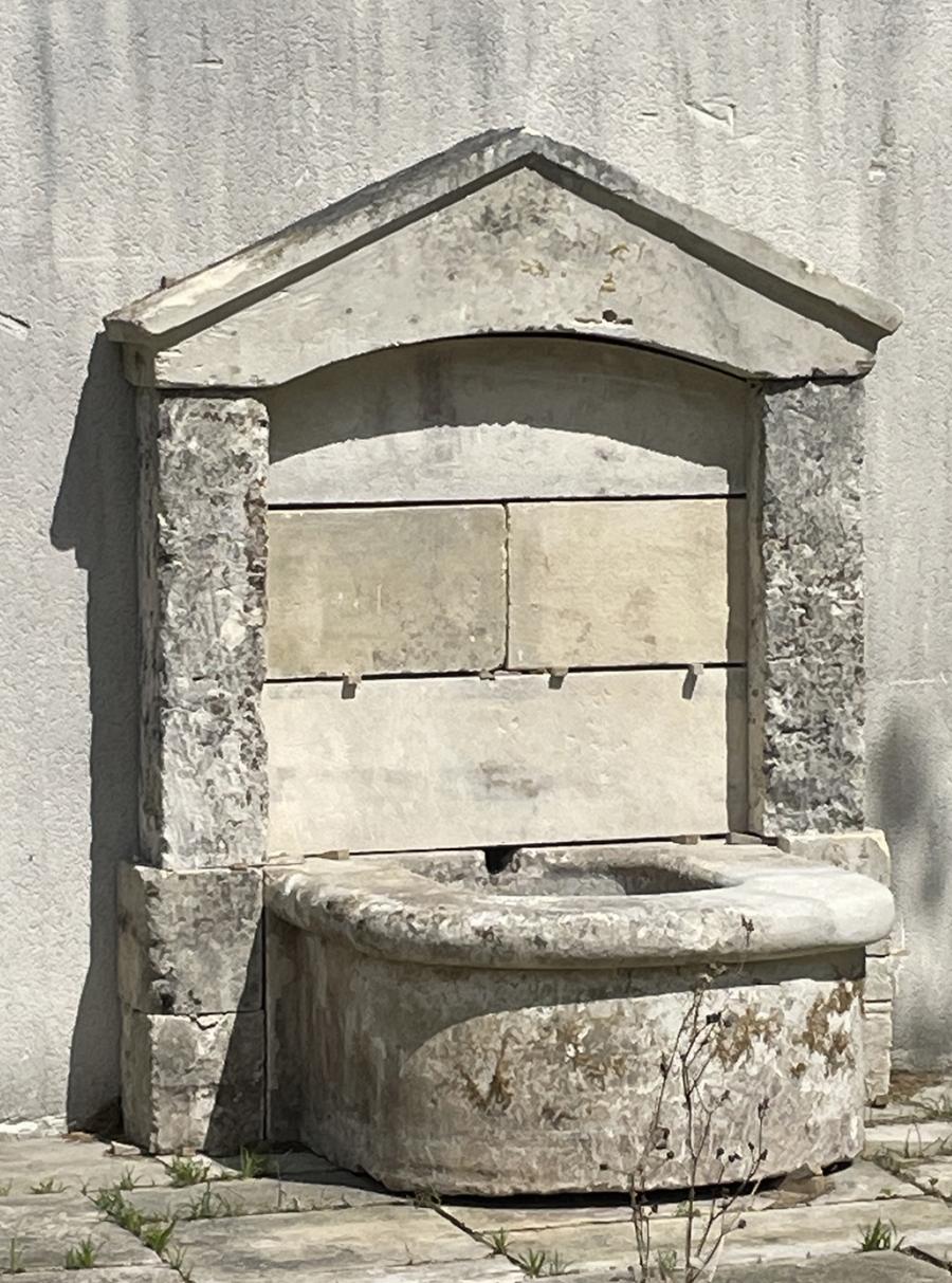 Fontaine à fronton