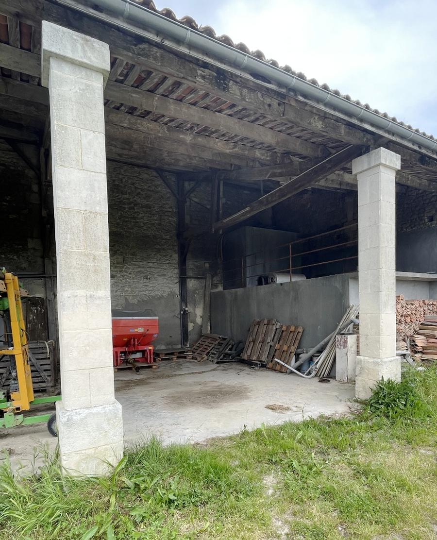 Paire de piliers de soutien de bois de charpente en pierre blanche calcaire