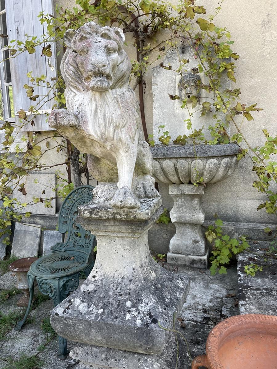 Paire de lions à la pate levée en pierre reconstituée