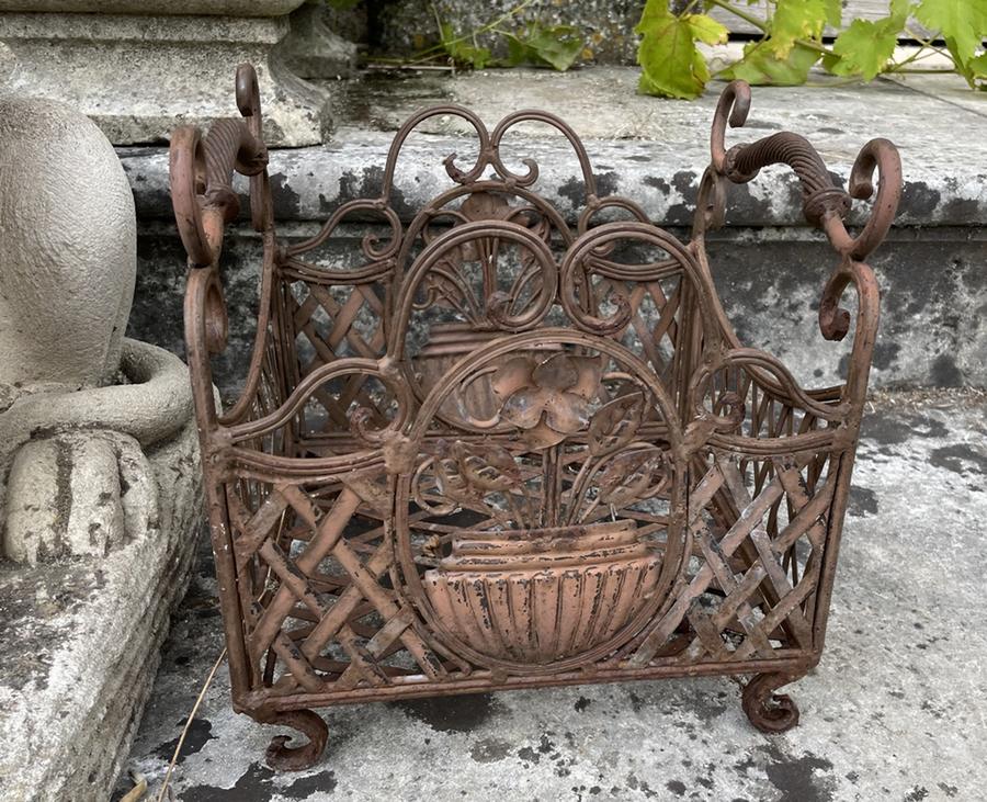 Jardinière en fer et fil de fer torsadé et tole repoussée