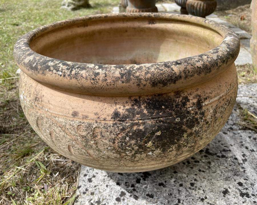 Cache-pot en terre cuite décoré à la pointe