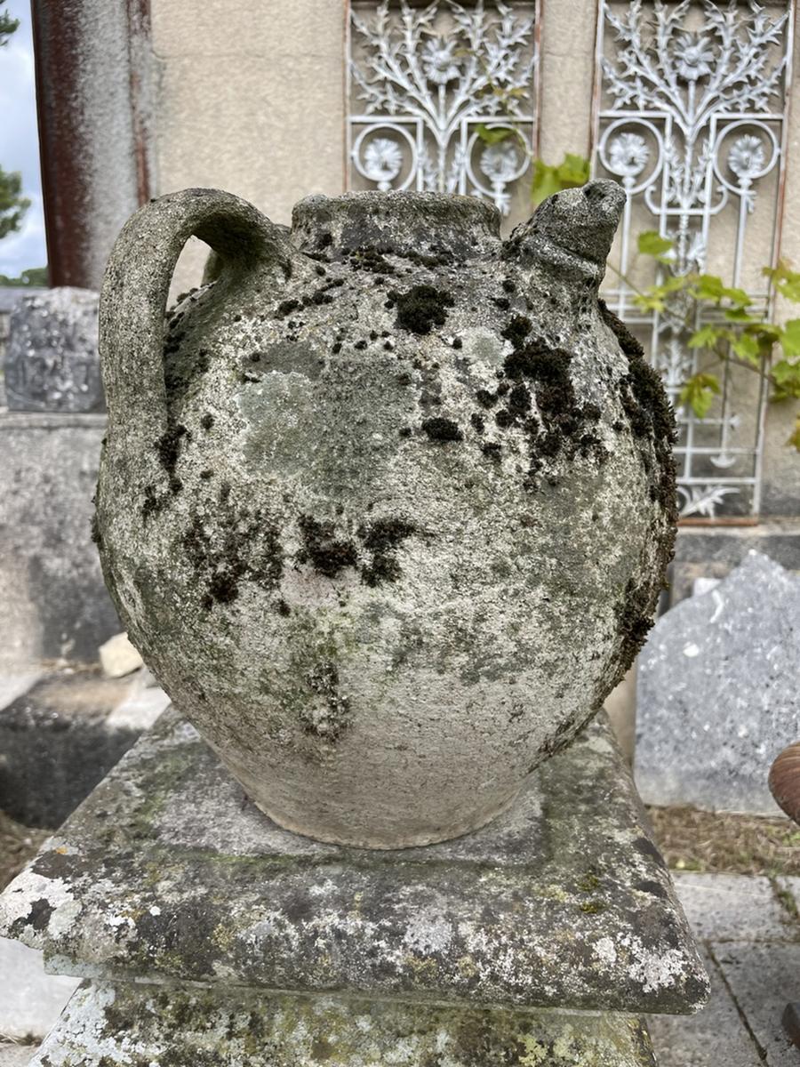 Cruche en terre cuite avec bec verseur et trois anses