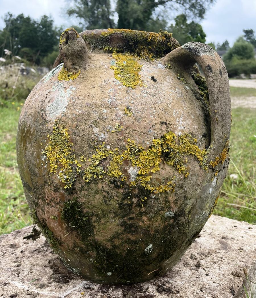 Poterie campagnarde en forme de pichet en terre cuite non vernissée