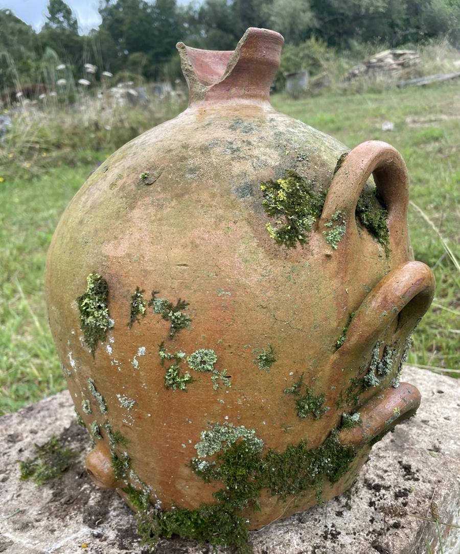 Poterie campagnarde en forme de pichet en terre cuite non vernissée
