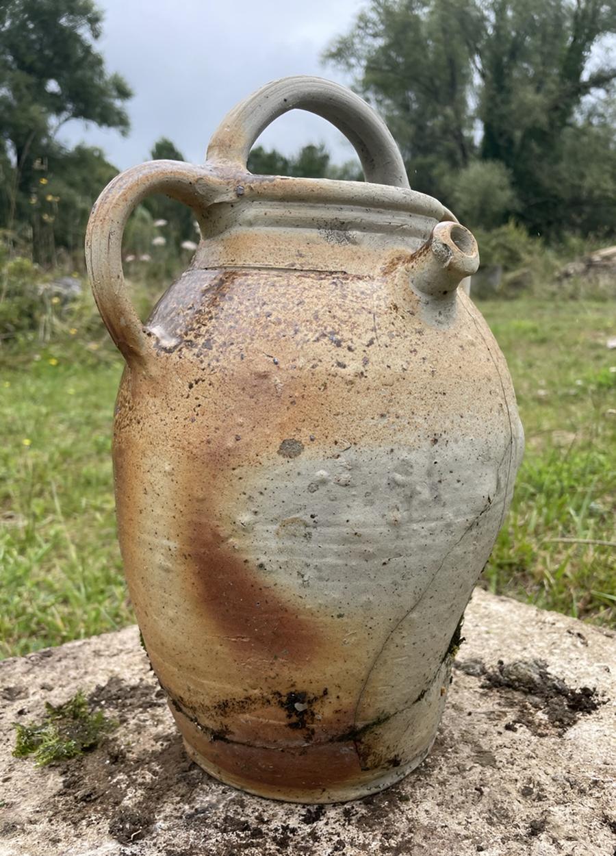 Poterie campagnarde en forme de pichet en terre cuite non vernissée