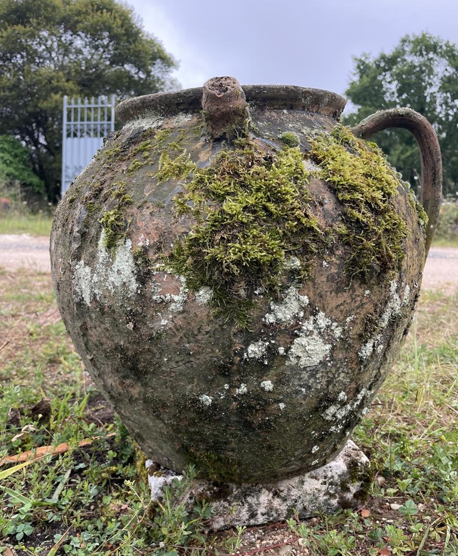 Ancienne poterie en terre cuite vernissée vert