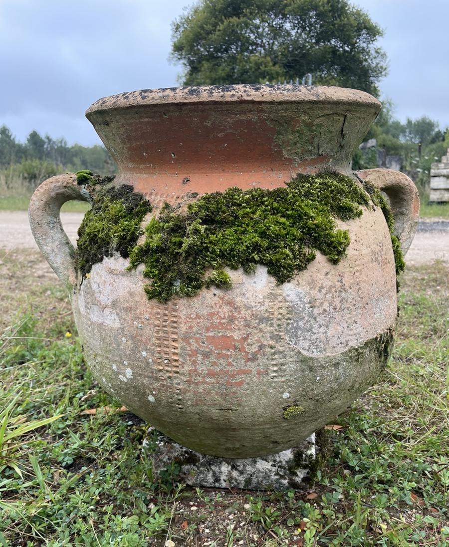 Ancienne poterie en terre cuite vernissée vert
