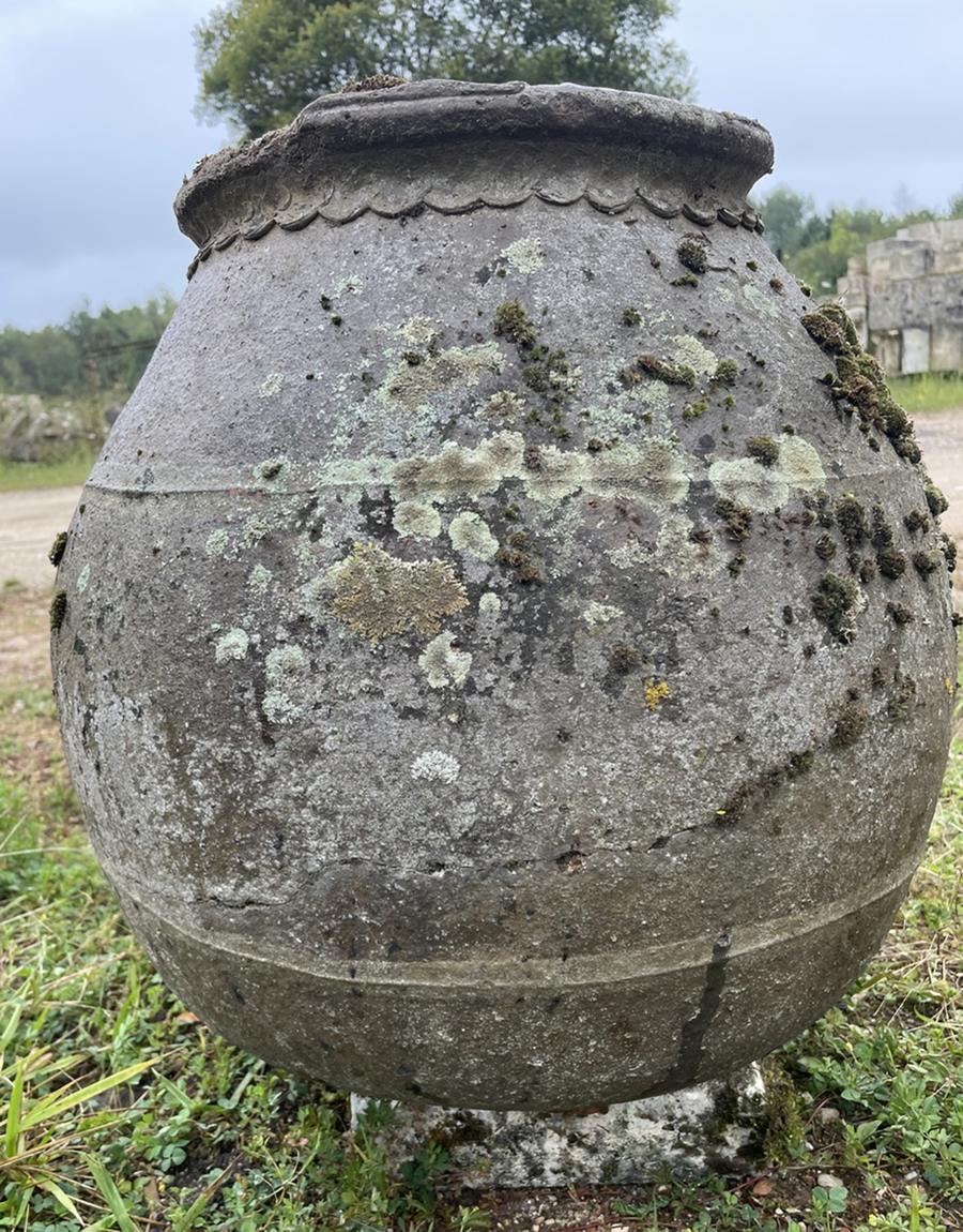 Ancienne poterie en terre cuite du Poitou