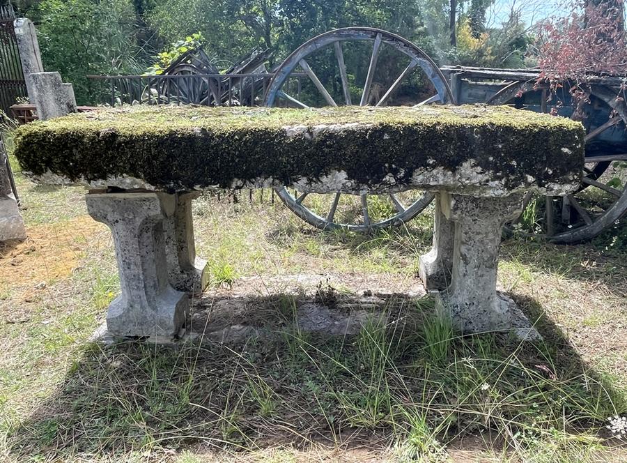 Refroidisseur utilisé comme  un ancien plateau de pierre dure posé sur quatres balustres en forme d'X