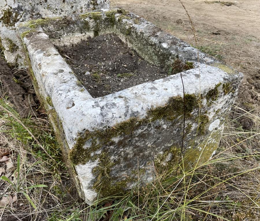 Bac ancien en pierre dure rectangulair
