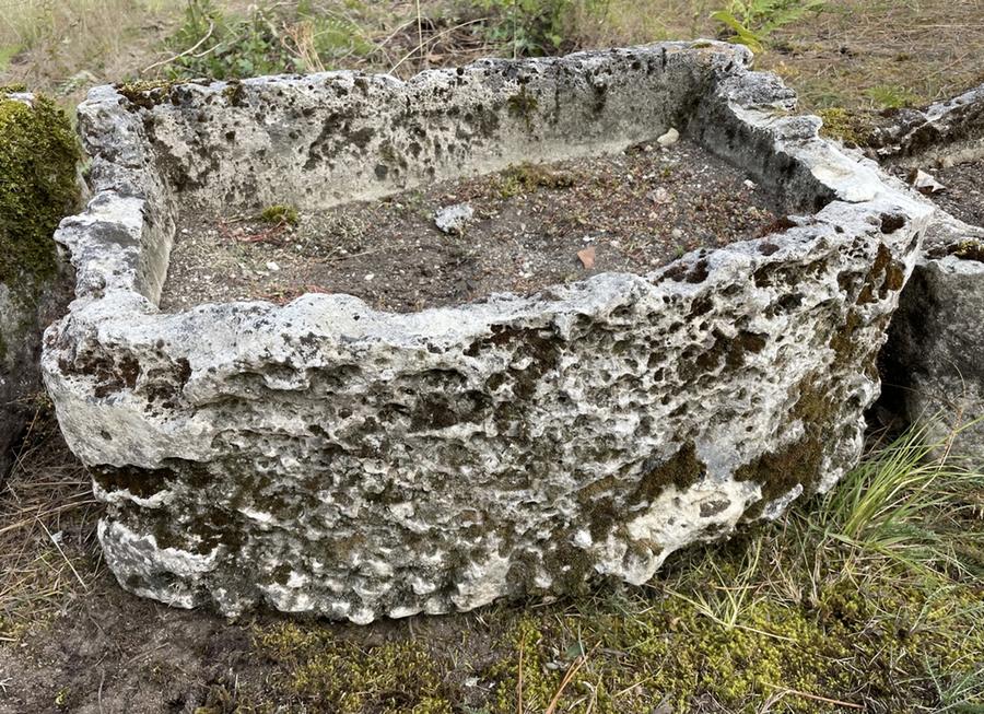 Bac ancien en pierre dure à facade cintrée